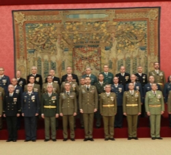 Fotografía de grupo de Su Alteza Real el Príncipe de Asturias con suboficiales mayores